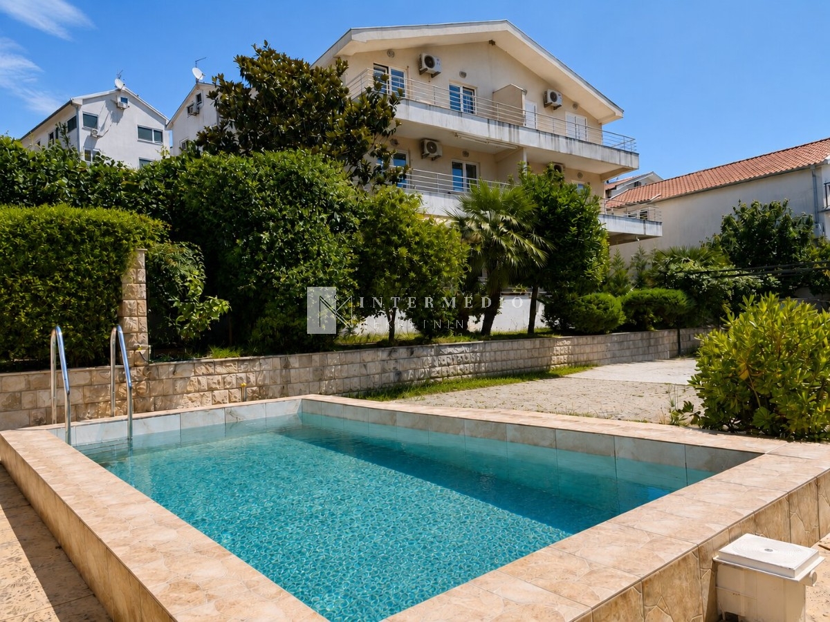 Prodaje se stan u Đenovićima – 68 m², 2 spavaće sobe, bazen, parking, 300 m od mora